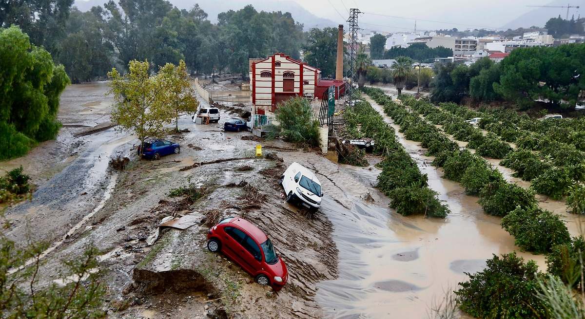 Icono de coche bajo tormenta